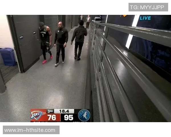 爱德华兹再度离场引发关注第三节后半段再次返回更衣室情况堪忧